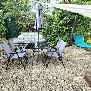 apt-espacio-unico-estudio-semi-sub-terraneo-con-bbq-y-patio.biarritzhotels.info/
